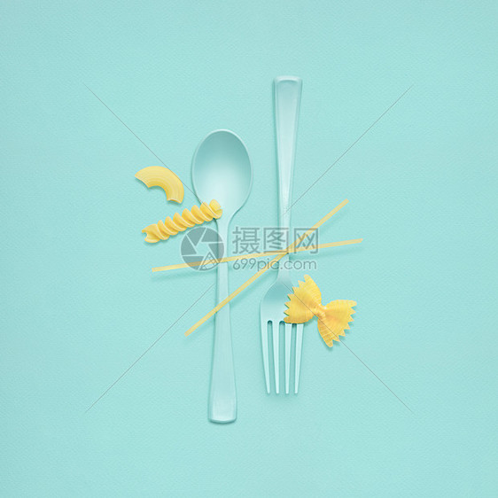 午餐时间用叉子勺子的创造的静物生粉供应图片