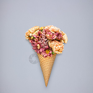 创意静物冰淇淋华夫饼锥与花灰色背景图片