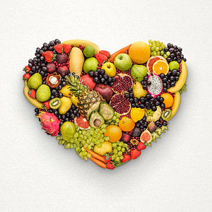 健康饮食由新鲜水果制成的心脏符号,浅灰色背景下降低死亡风险图片