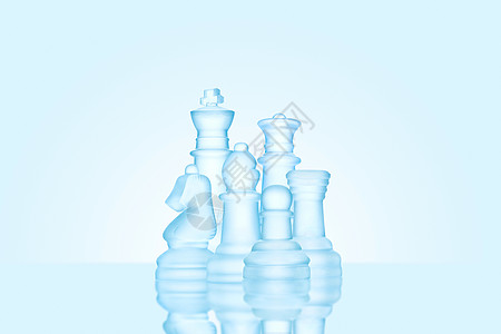 战略领导理念冰制成的冰霜国际象棋人物,个家庭准备比赛图片