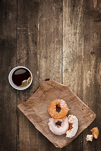 办公室里的顿早晨午餐包括杯黑色外卖咖啡美味的甜甜圈图片