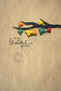 创意感恩节照片的树枝与树叶制成的纸张棕色背景图片