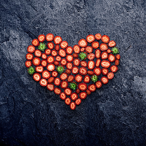 情人节爱的,创造的静物心制成的草莓切片,石头背景图片