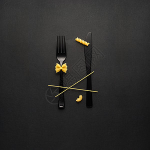 美味的意大利创造的静物照片叉子勺子与生意黑色背景图片