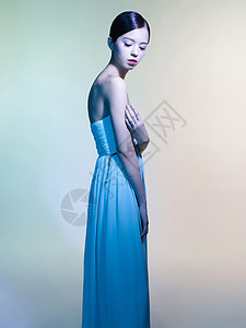 时尚工作室肖像美丽的女人穿着蓝色的衣服五颜六色的背景亚洲美女图片