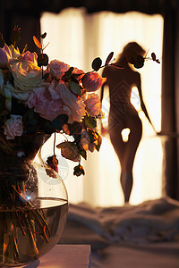 生活方式艺术照片美丽的感金发女郎与花窗口家庭内部美好的早晨背景图片