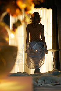 生活方式艺术照片美丽的感金发女郎与花窗口家庭内部美好的早晨背景图片