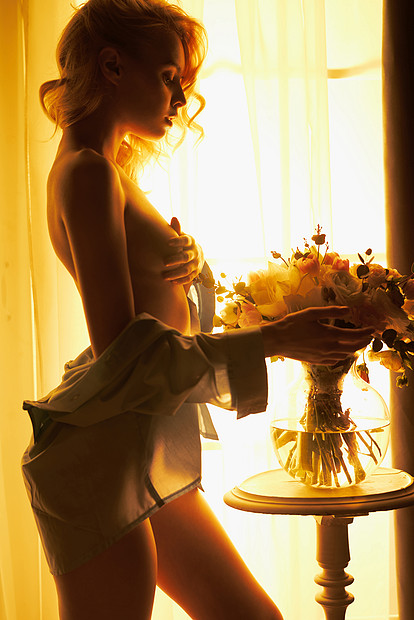 ‘~生活方式艺术照片美丽的感金发女郎与花窗口家庭内部美好的早晨  ~’ 的图片