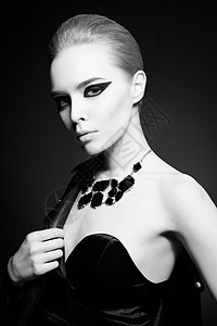 时尚工作室照片美丽时尚的女人与明亮的化妆黑色配件时尚箭头形状滚风格图片