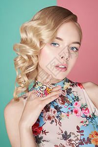 时尚工作室的美丽金发女人的肖像,彩色的背景完美的化妆柔的阴影好莱坞浪潮的发型图片