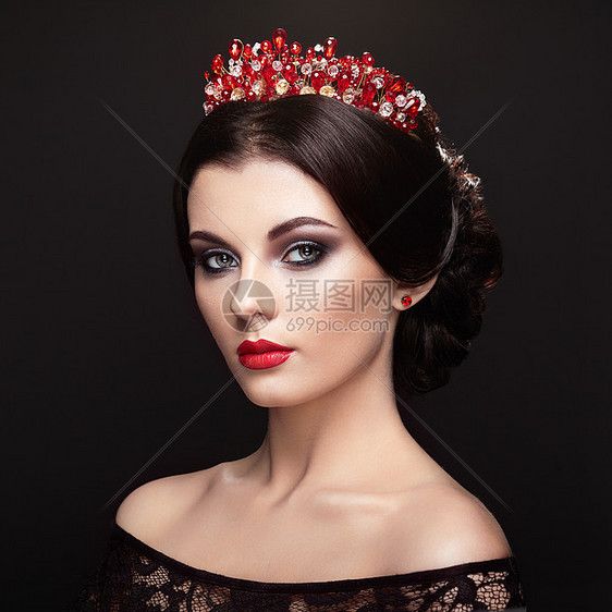 头戴皇冠的美丽女人的时尚肖像优雅的发型完美的化妆珠宝红嘴唇图片