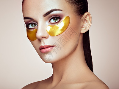 眼罩的美女肖像女人的美丽脸戴着具美丽的女,自然化妆黄金化妆品胶原贴片新鲜的部皮肤图片