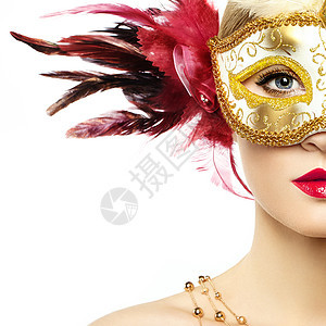 美丽的轻女人戴着神秘的金色威尼斯具时尚照片用红色羽毛伪装具图片