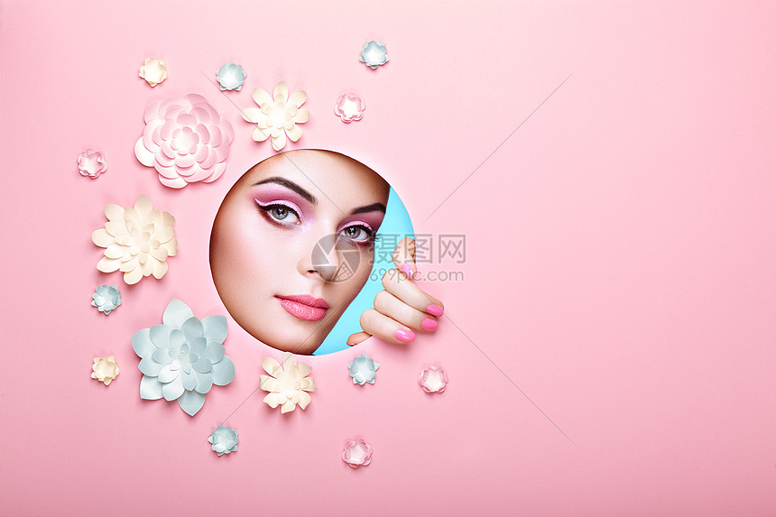 美丽轻女人的美肖像张春粉化妆的女孩的脸美丽时尚模特女人完美的皮肤粉红色背景上的纸花高清图片下载 正版图片 摄图网