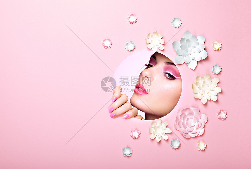 美丽轻女人的美肖像张春粉化妆的女孩的脸美丽时尚模特女人完美的皮肤粉红色背景上的纸花高清图片下载 正版图片 摄图网 美丽轻女人的美肖像张春粉化妆的女孩的脸美丽时尚模特女人完美的皮肤粉红色背景上的纸花高清图片下载 正版图片 摄图网