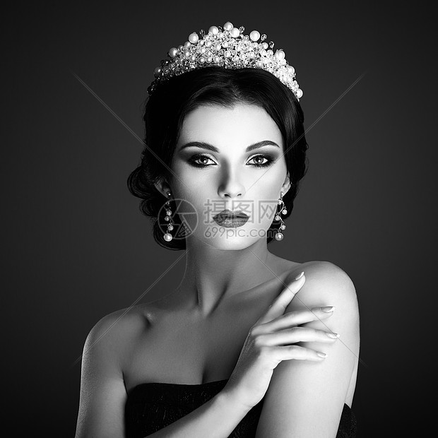 头戴皇冠的美丽女人的时尚肖像优雅的发型完美的化妆珠宝红嘴唇黑白照片图片