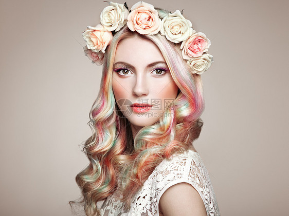 美丽的时尚模特女孩,五颜六色的染发化妆发型完美的女孩完美健康染发的模特彩虹发型花圈图片