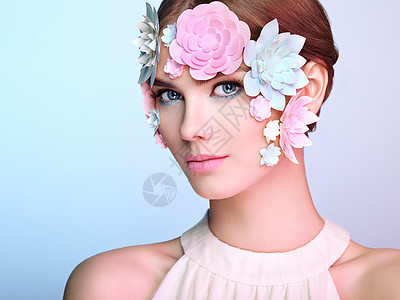 用花装饰的美丽女人的脸完美的妆容美丽时尚模特女人完美的皮肤纸花背景图片