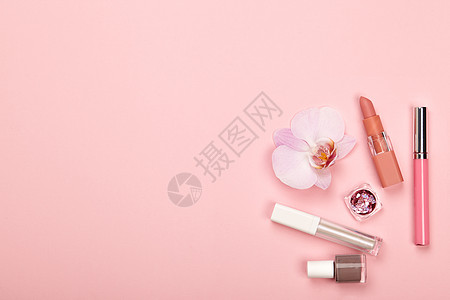 时尚女化妆品配件法尔特躺着指甲油口红美丽的兰花成化妆品项目顶部视图图片