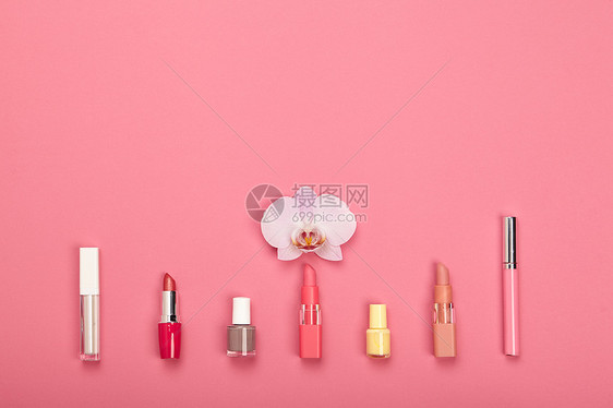 时尚女化妆品配件法尔特躺着指甲油口红美丽的兰花成化妆品项目顶部视图图片