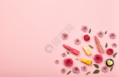 时尚女化妆品配件法尔特躺着指甲油口红美丽的玫瑰花成化妆品项目顶部视图图片