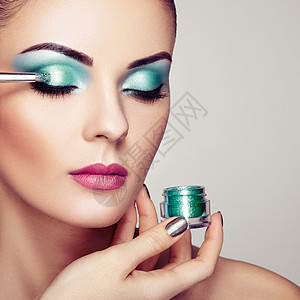 化妆师应用眼影漂亮的女人脸完美的妆容化妆细节美丽的女孩完美的皮肤指甲指甲图片