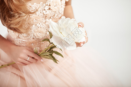 穿着蕾丝婚纱的漂亮女人带牡丹的女人婚礼装饰图片