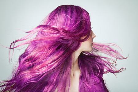 轻美丽的女人的肖像,长发飘逸完美健康染发的模特粉红色的发型图片