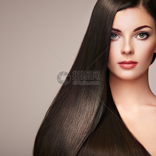 长着光滑头发的漂亮女人化妆发型完美的女孩模特黑发,完美健康的黑发图片