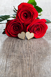 玫瑰心两朵玫瑰木心旧木板背景上,情人节图片