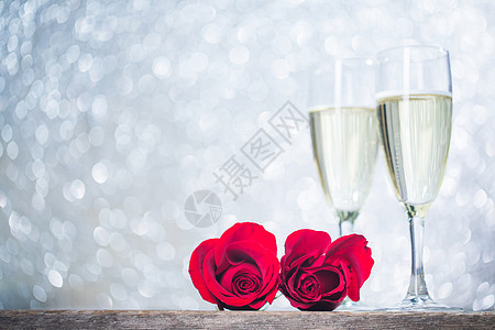 香槟玫瑰木制背景上的香槟红玫瑰图片