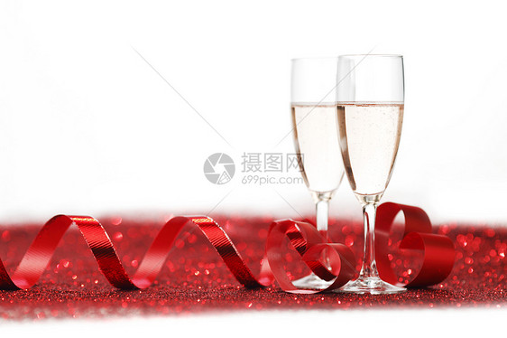 带香槟红色礼物的眼镜白色背景上闪闪发光闪光的香槟图片