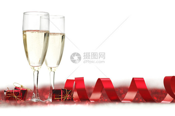 带香槟红色礼物的眼镜白色背景上闪闪发光图片