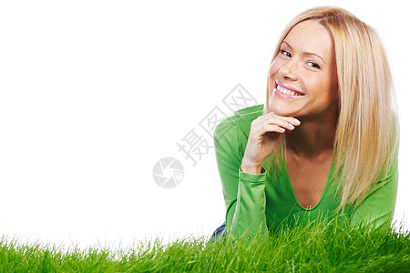 轻快乐的女人躺春天的草地上,孤立白色的背景上草地上快乐的女人图片