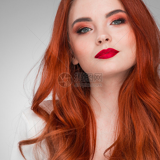 漂亮的红头发模特女孩女人的美丽肖像华丽的感迷人的红头发感模特女孩,闪亮的卷发图片