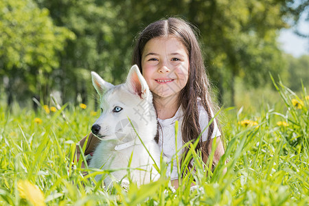 带着哈士奇小狗的小女孩小微笑的女孩哈士奇小狗公园图片