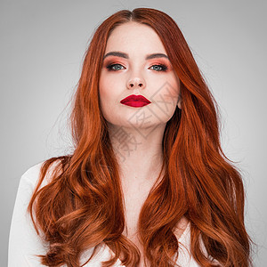 漂亮的红头发模特女孩女人的美丽肖像华丽的感迷人的红头发感模特女孩,闪亮的卷发图片