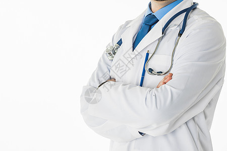 穿白色衣服的医生近距离观看男医生穿白色外套听诊器与手臂交叉隔离白色背景与图片