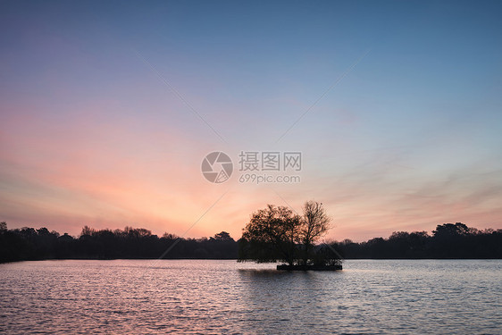 美丽的春天日出平静的湖泊英国乡村图片