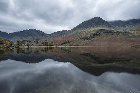 英格兰湖区巴特米尔湖美丽的秋季景观形象图片