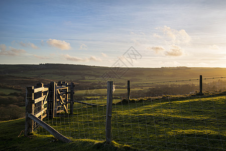 美丽的冬末傍阳光掠过英国乡村的风景图片