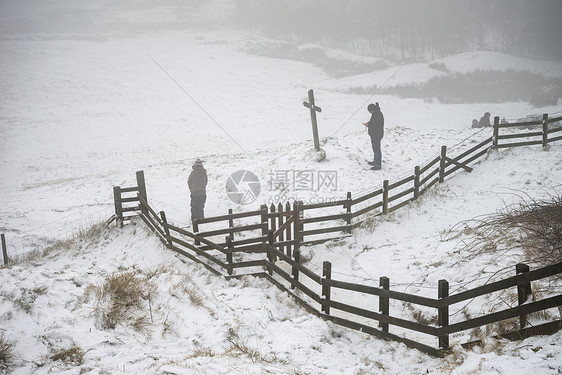 令人惊叹的冬季景观形象周围的mamtor农村英国的高峰地区,公众雪地里玩耍图片