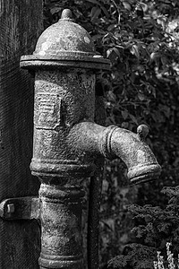 老式老锈水泵废弃的花园黑白图片
