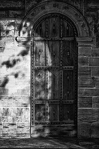 中世纪住宅中摄政时期门的黑白细节图像图片