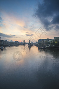 伦敦泰晤士河塔桥上令人惊叹的秋季日出图片