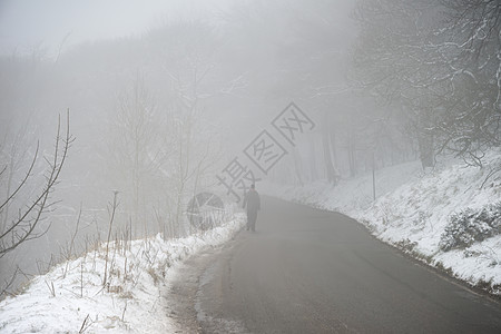 令人惊叹的冬季景观形象周围的mamtor农村英国的峰值地区与徒步旅行者浓雾图片