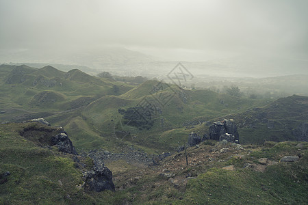 美丽的交叉处理景观图像的废弃采石场秋季由自然接管日出雾天气图片