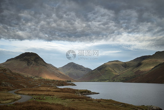 令人惊叹的景观形象周围的山湖泊区,英格兰秋天的水图片