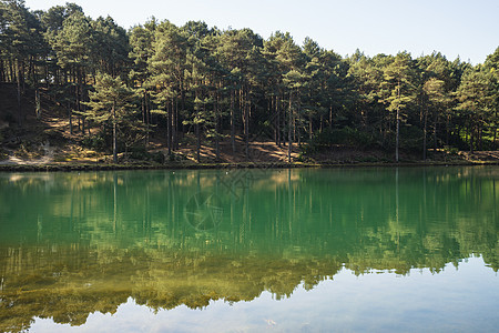 美丽的景观形象,旧粘土坑采石场湖与寻常的彩色绿色水图片