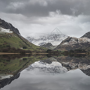 美丽的日出景观图像冬季的lynnantlle斯诺登尼亚公园,雪盖山脉的背景图片